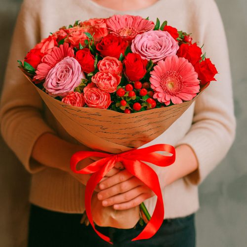 Букет из свежих цветов «Розовый вальс»